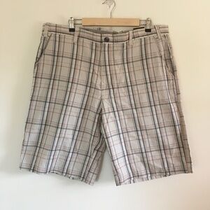 NWT Perry Ellis Plaid Flat Front Shorts Glacier Gray Blue Red Men’s Sz 40 Cotton